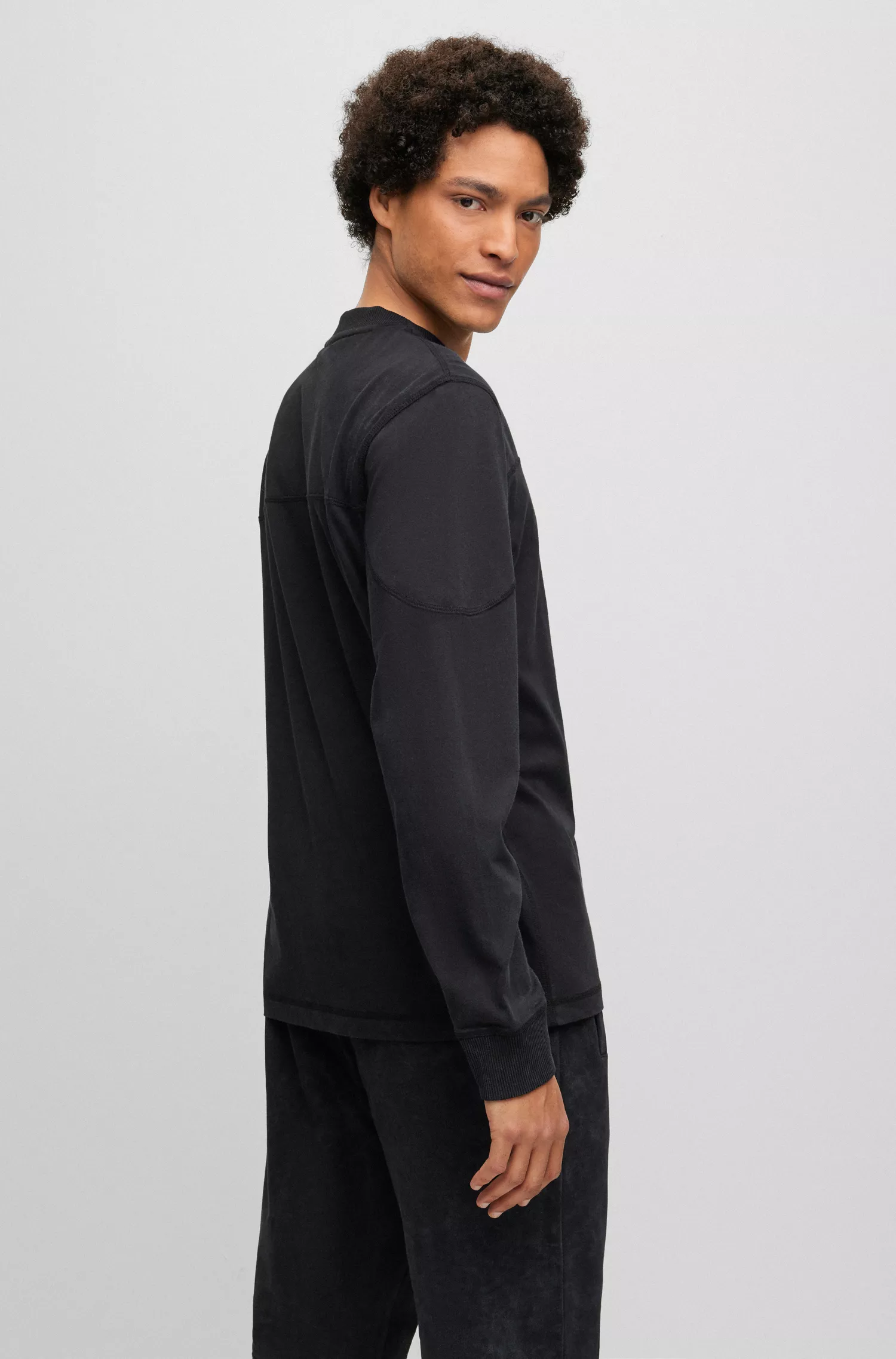 Camiseta de manga comprida BOSS laranja, modelagem relaxada, com detalhes inspirados em corridas.
