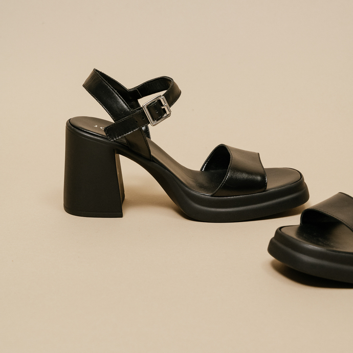 Sandales à bouts ouverts et talons épais  en cuir noir
