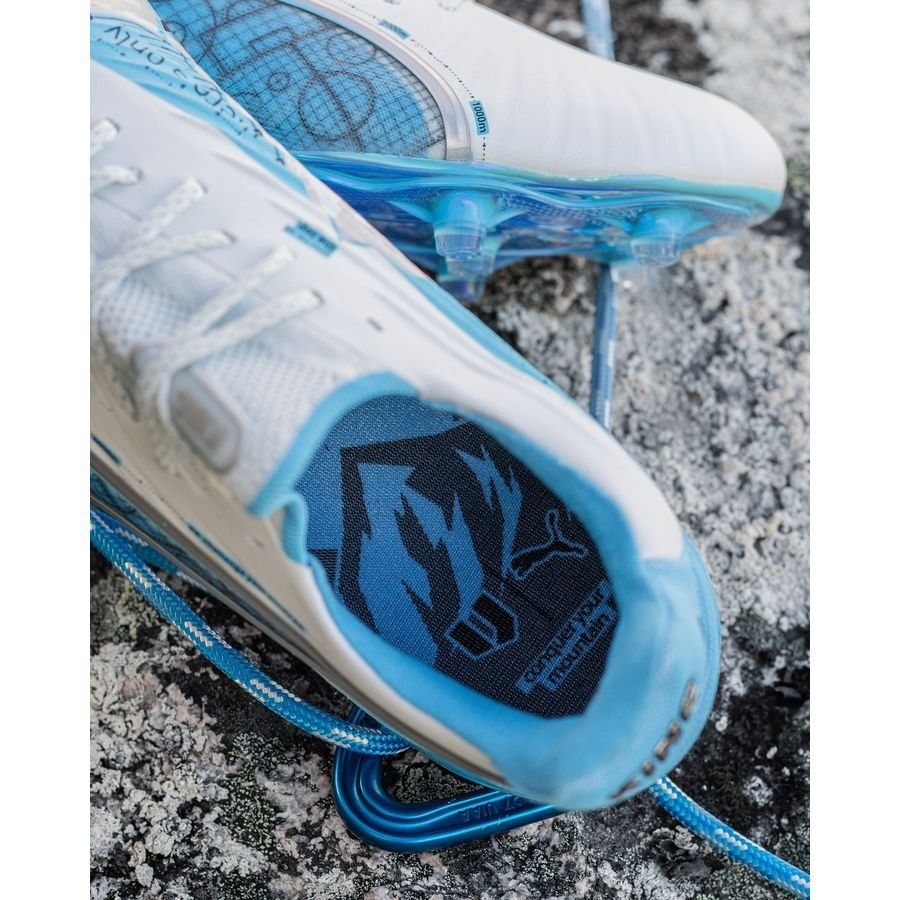 PUMA X Unisport King Ultimate FG/AG Conquer your Mountain - Blanc/Bleu/Argenté ÉDITION LIMITÉE