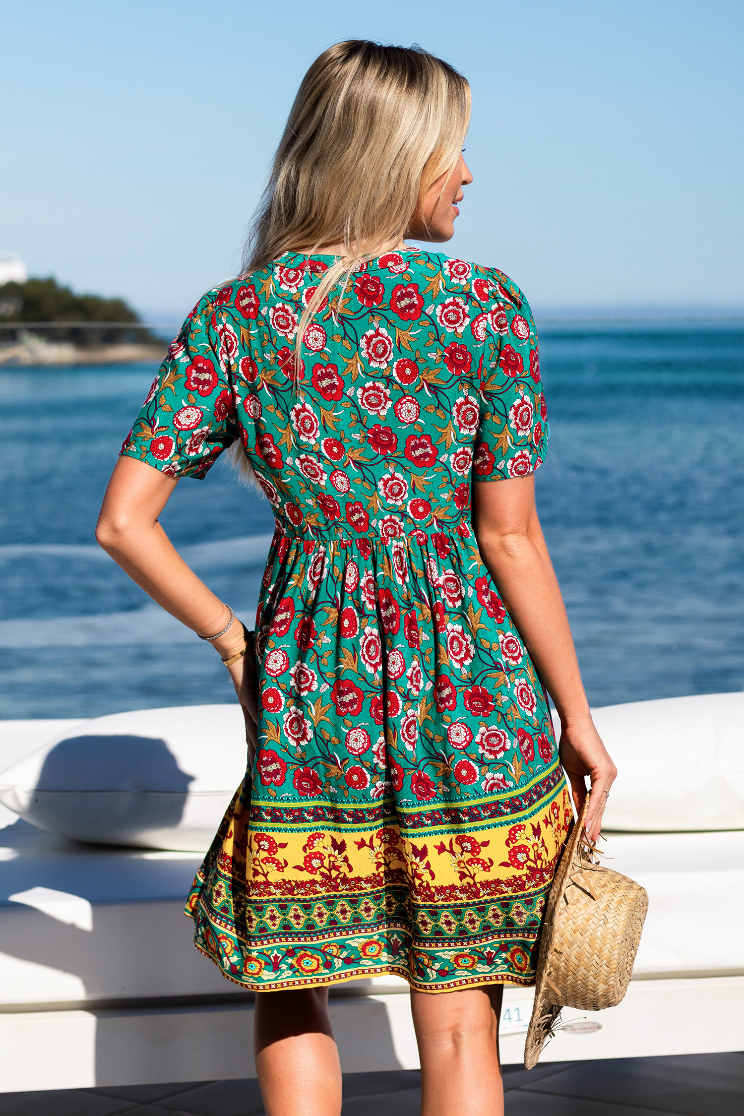 Robe mini à col en V avec fleurs et boutons sur le devant