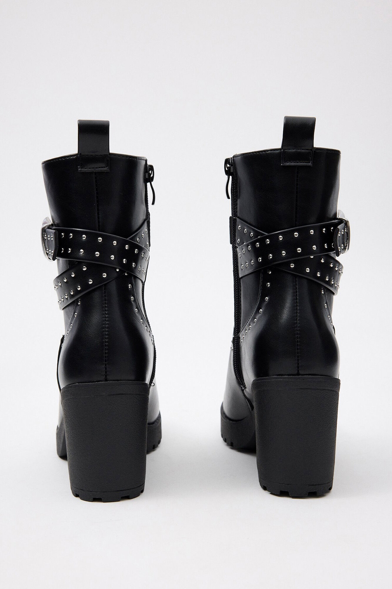Bota de cano curto com fivela e tachas, tamanho 6cm