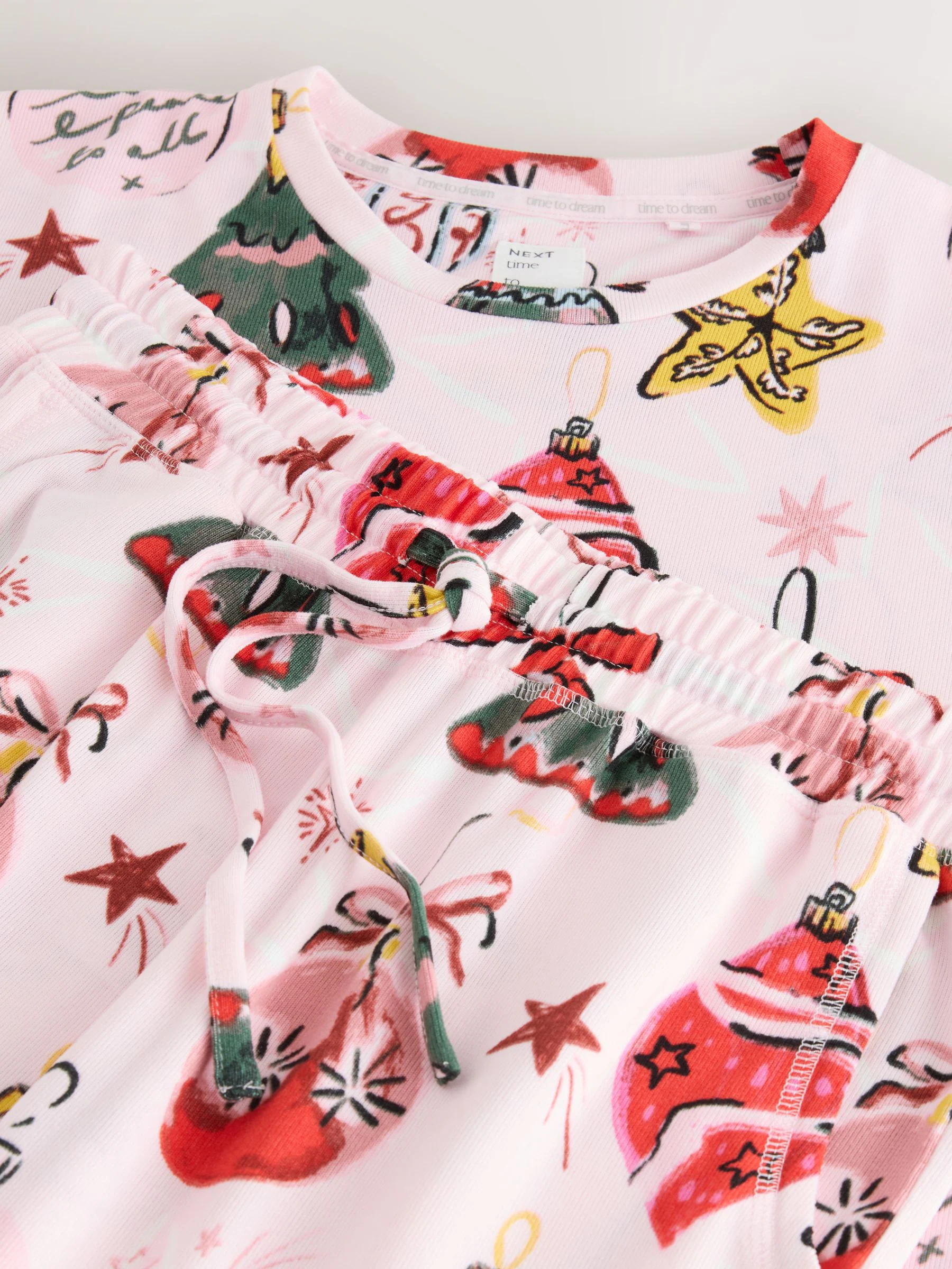 Roze kerstbal - Behaaglijke pyjama met lange mouwen