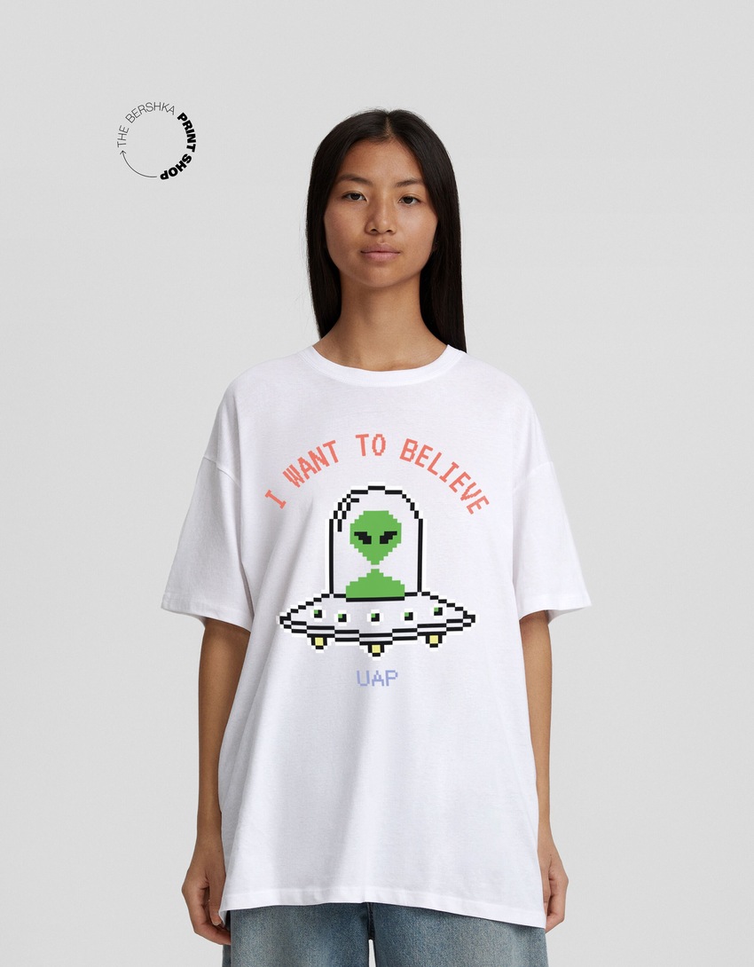 Camiseta de manga curta com modelagem quadrada e estampa da tendência atual.