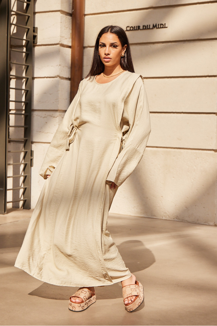 Robe beige à empiècement noué sur les côtés