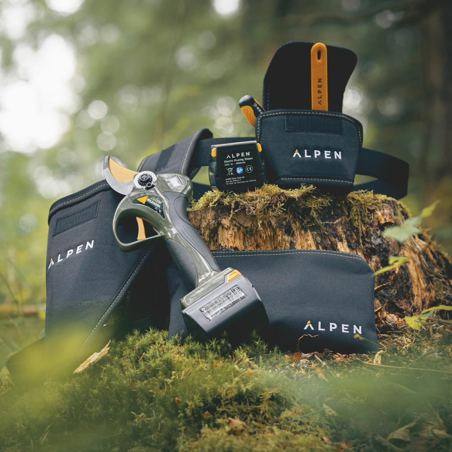 Alpen Swiss Tools Elektrische Gartenschere Wildhorn 40 - HSS-Titan-Klinge, 40 mm Schnittdurchmesser, 1 Li-Ion-Akkus, 3-fach-Ladegerät, Koffer & Zubehör