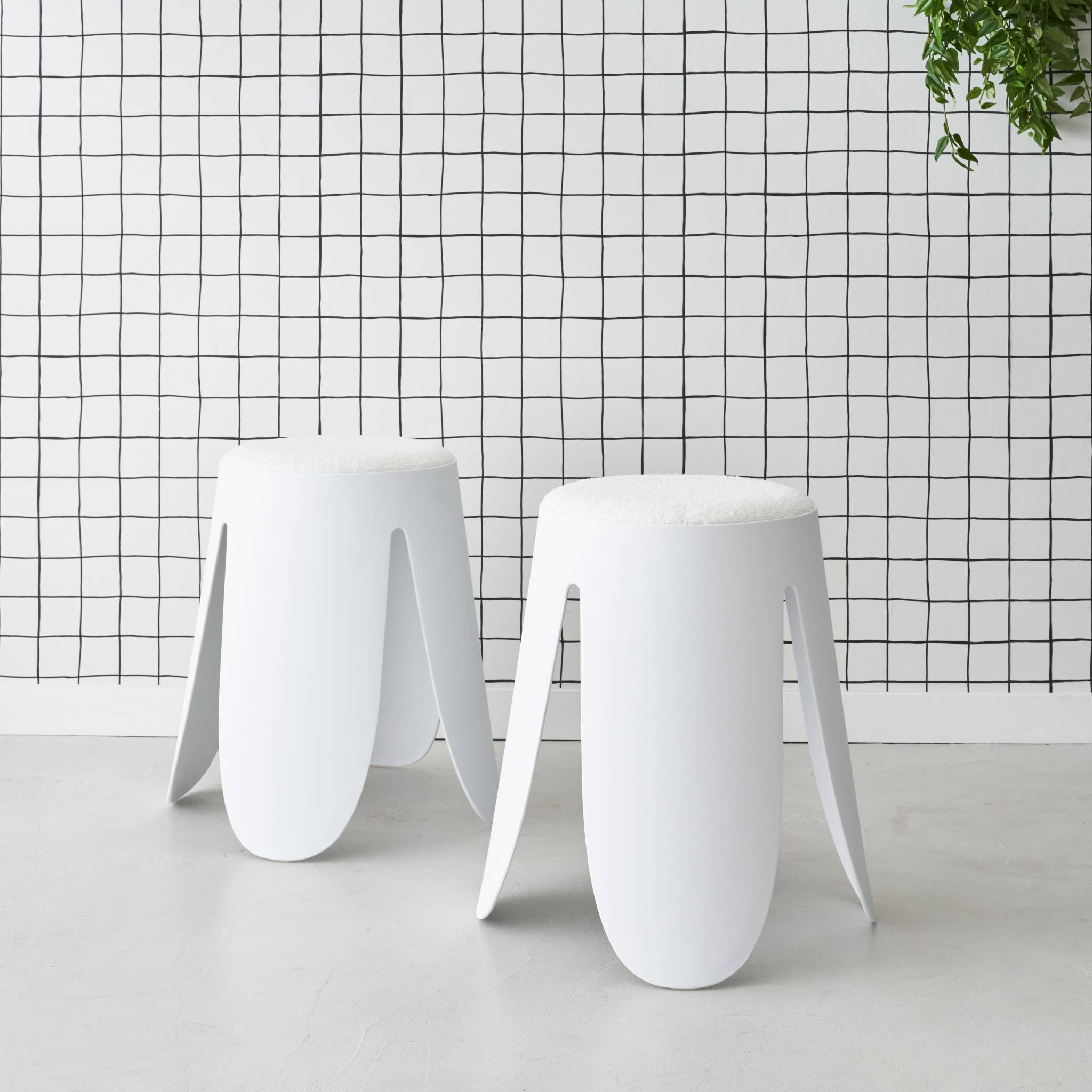 Set de 2 tabourets empilables blancs. Bouclette texturée. Niki. Ø30 / 44 x h46cm