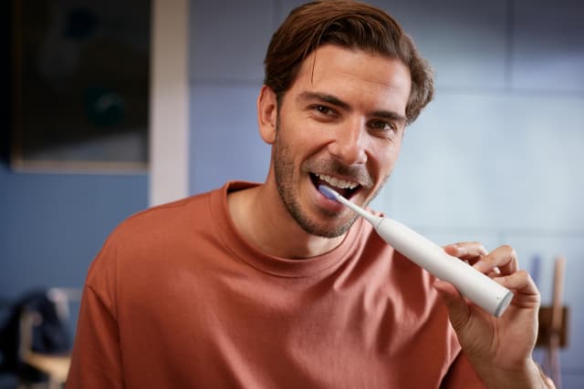 Philips Sonicare Series 7100 elektriske tandbørste HX742002 (hvid)