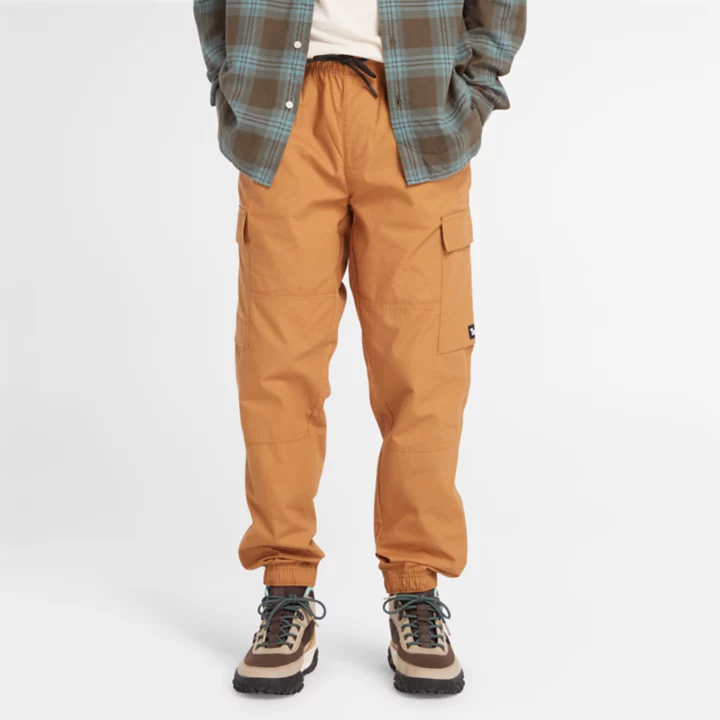 Calça jogger utilitária masculina na cor laranja.