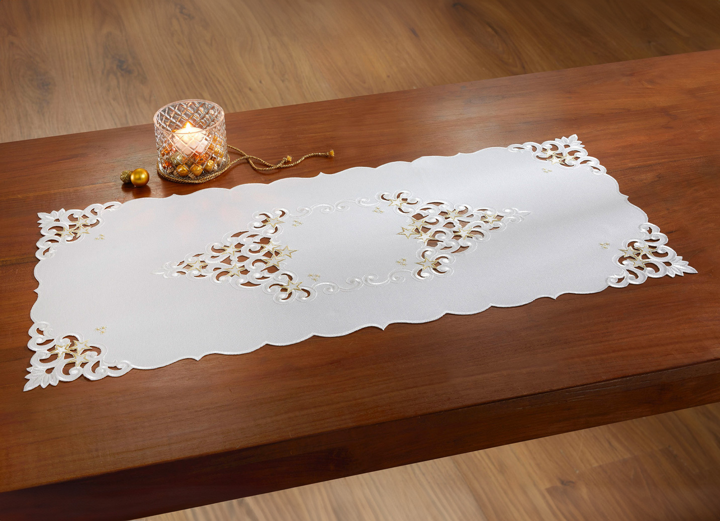 Tischdecke mit aufwendigen Stickereien