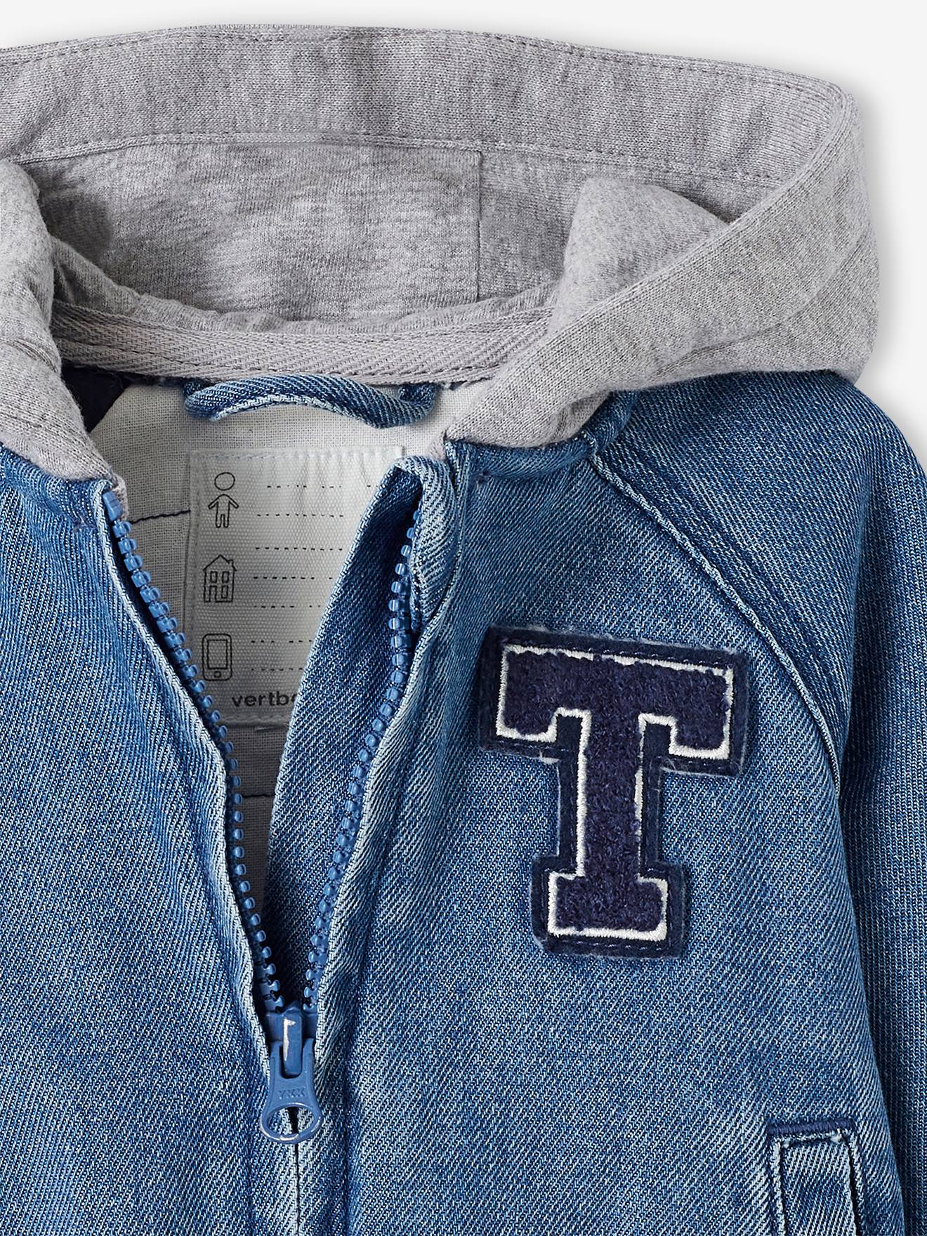 Jaqueta jeans cor pedra bebê com forro de lã e capuz.