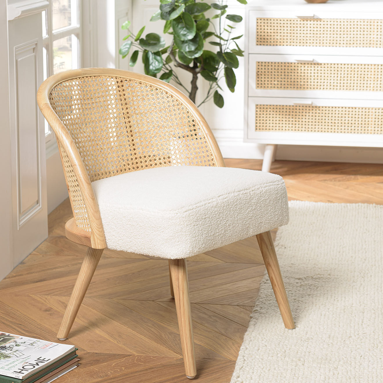 Macabane Chaise basse en bois d'Hévéa tissu bouclette Albane blanche - 55x62x71 cm
