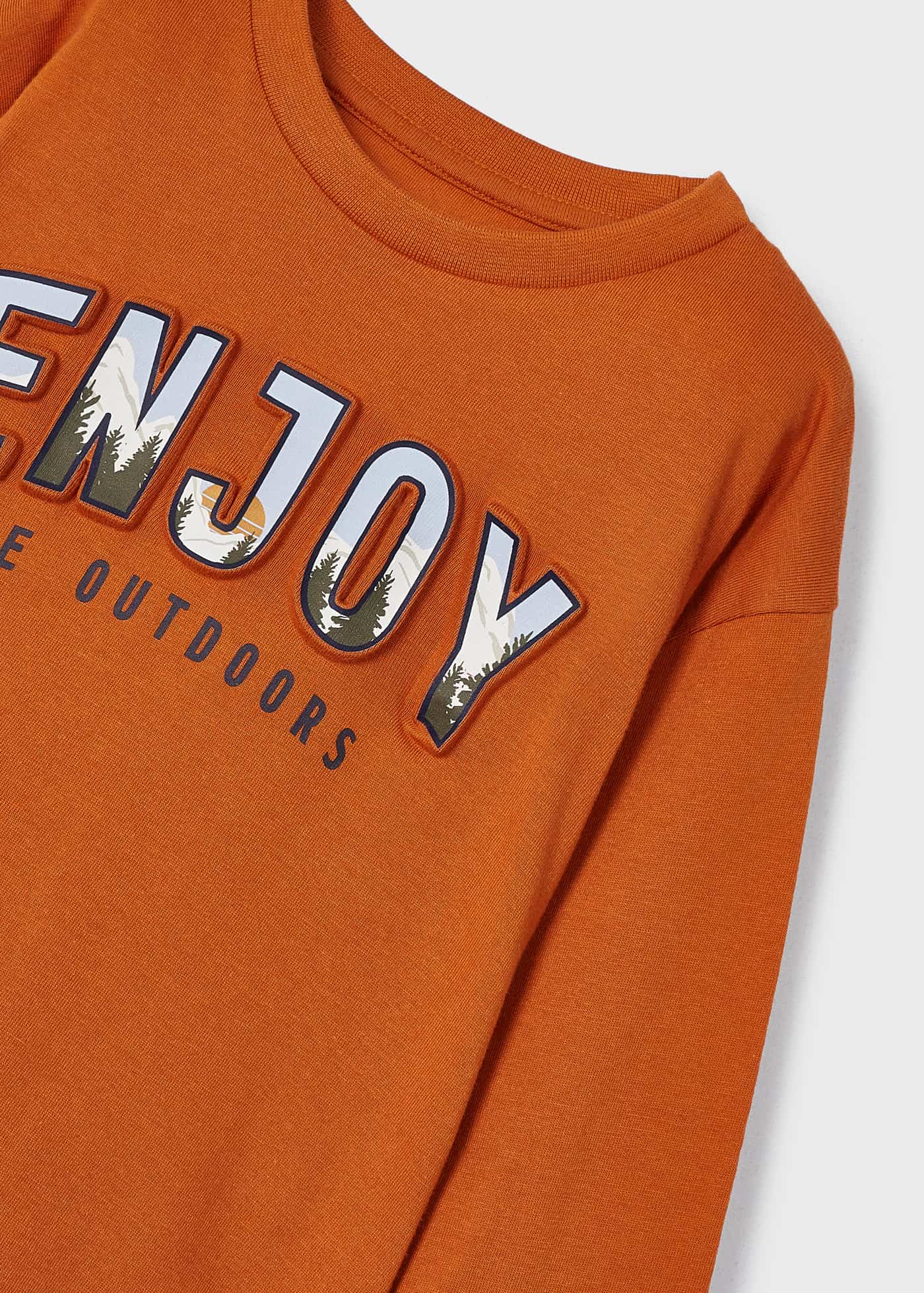 Camiseta Better Cotton com estampa em relevo para meninos