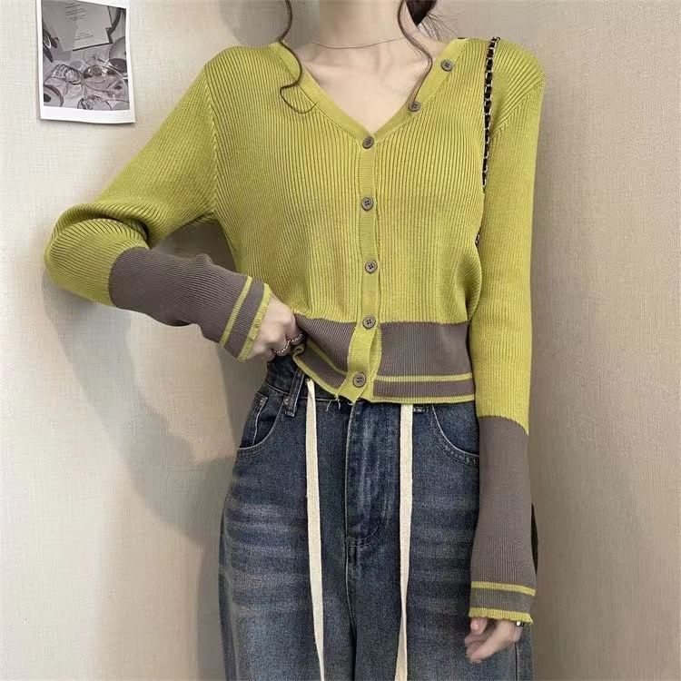 Robynn - V-hals tweekleurig vest met knoopjes