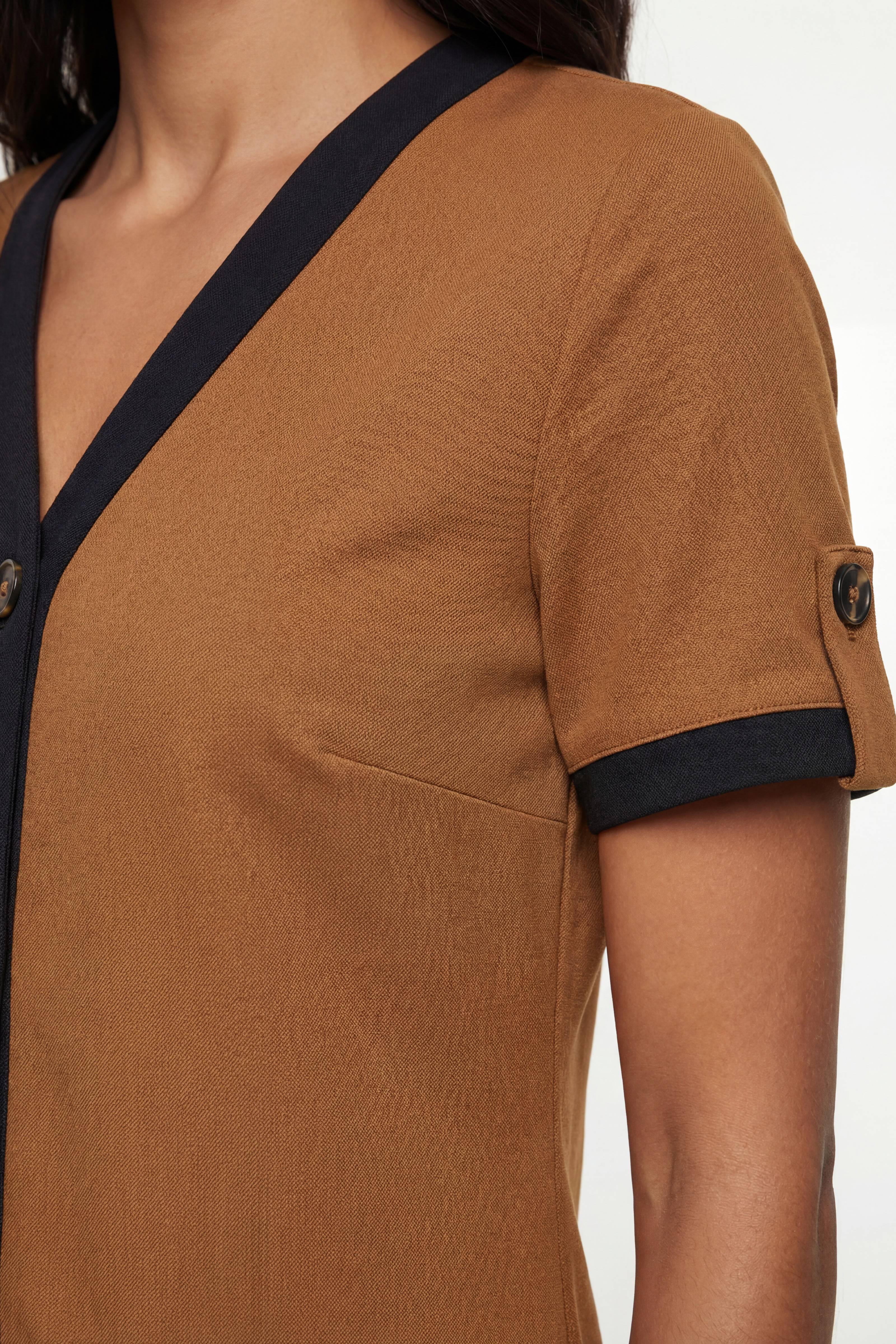 Wallis Robe Droite Petite En Ponte Avec Boutons Contrastés