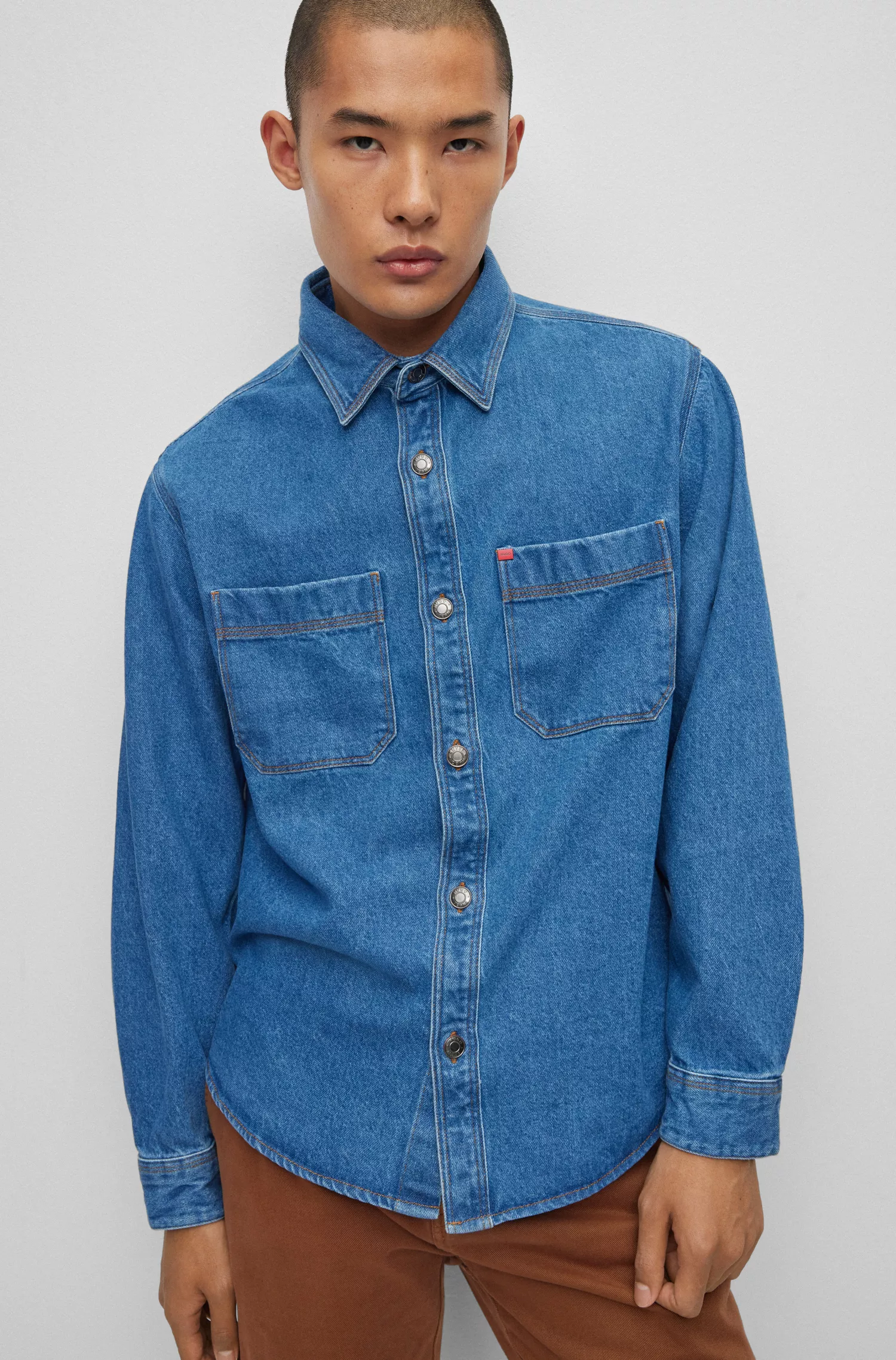 Camisa HUGO vermelha de modelagem oversized em jeans azul cru