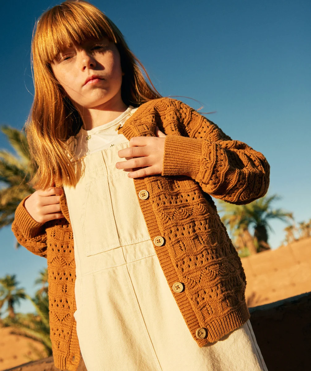 gilet en tricot ajouré fille marron avec boutons pailletés