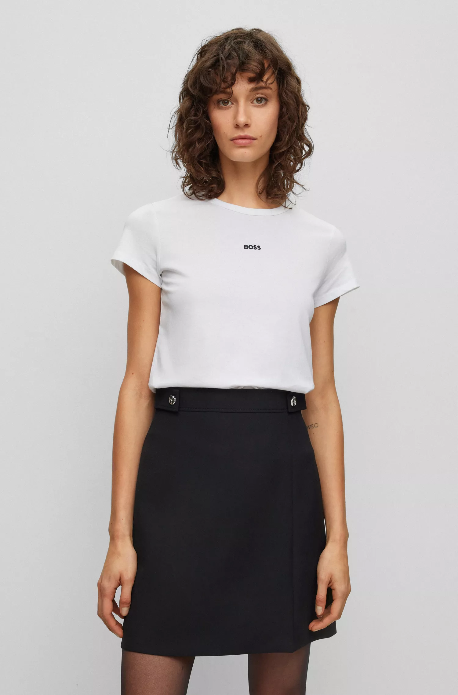 Camiseta BOSS preta de algodão orgânico com modelagem slim e logo contrastante.