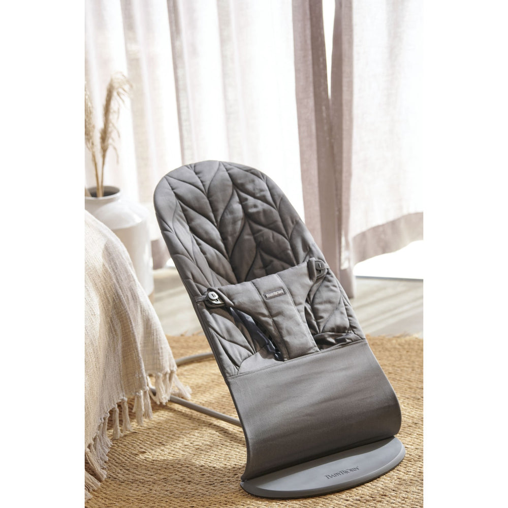 Køb BabyBjörn Anthracite Grey Skråstol Bliss - Vævet, Blomsterbladsquilt