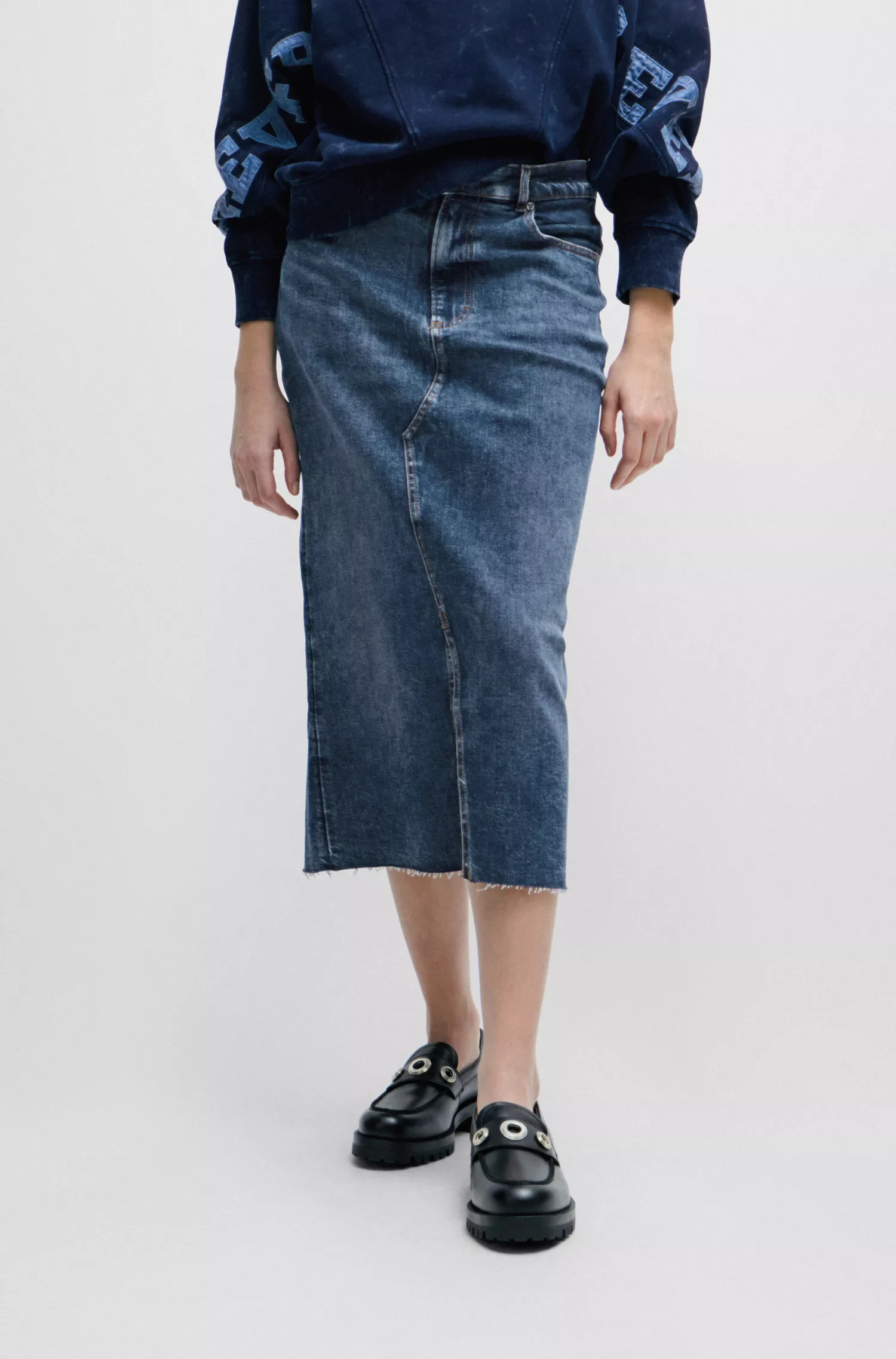 Saia midi BOSS laranja, corte justo, em denim elástico.
