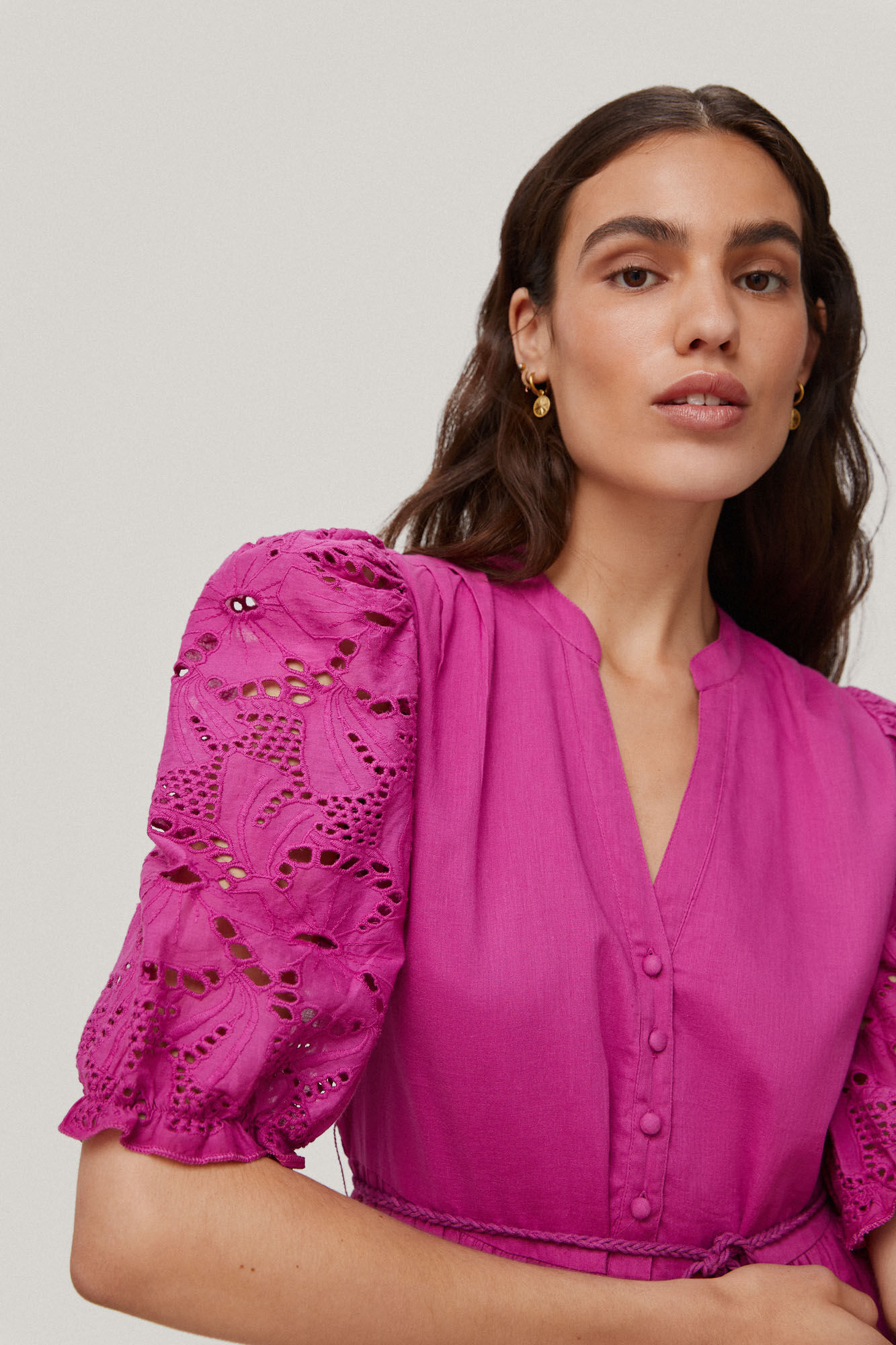 Vestido longo com detalhes florais perfurados nas mangas e na barra. - Roxo