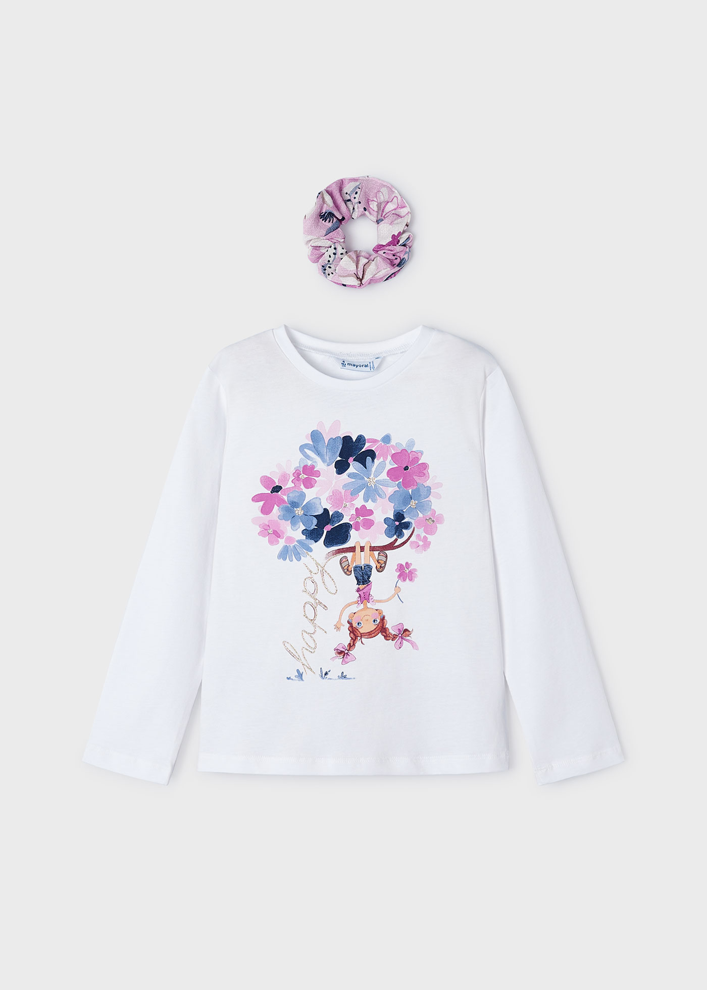 Camiseta infantil Better Cotton com elástico de cabelo.