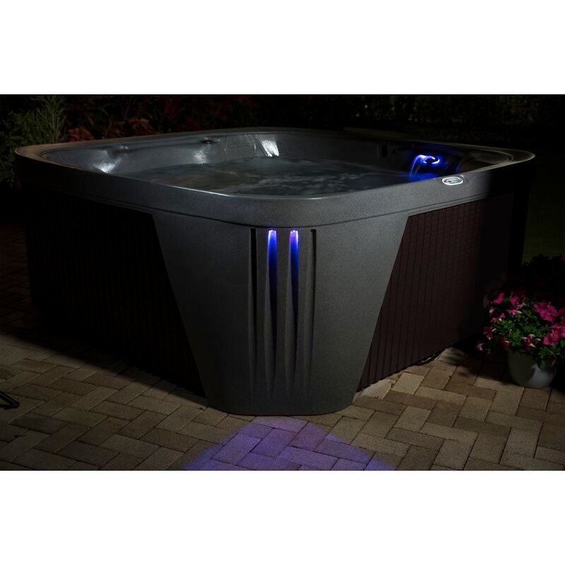 Spas Aquarest, equipados com bombas Jacuzzi®, banheira de hidromassagem quadrada para 6 pessoas com 45 jatos, sistema Plug and Play e ozonizador.