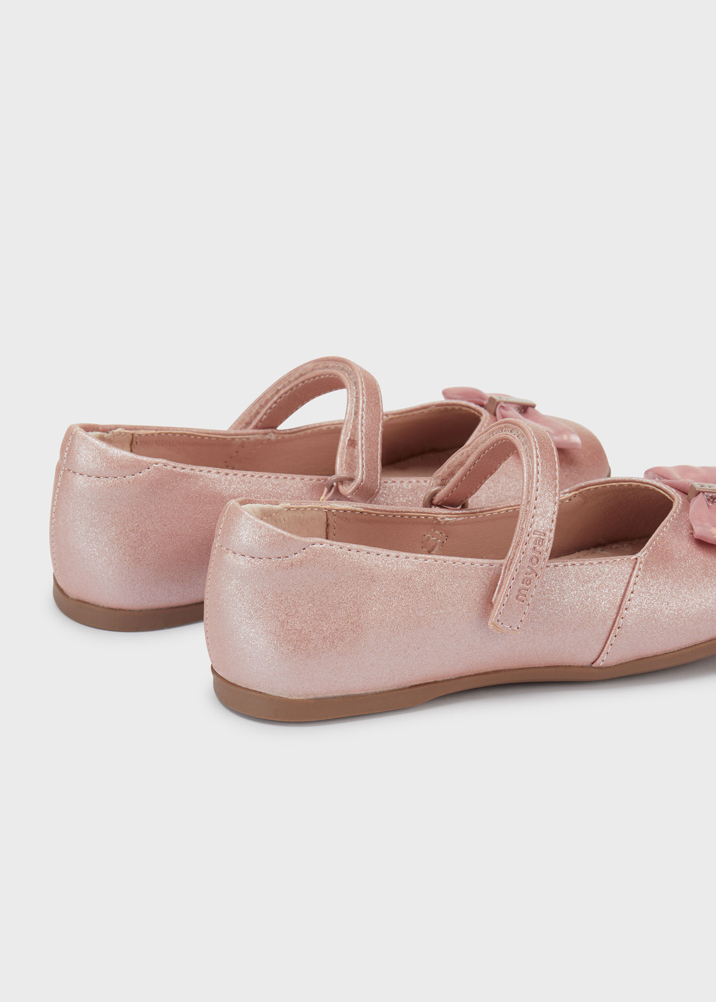 Sapato estilo Mary Jane com palmilha com laço, em couro sustentável, para meninas.
