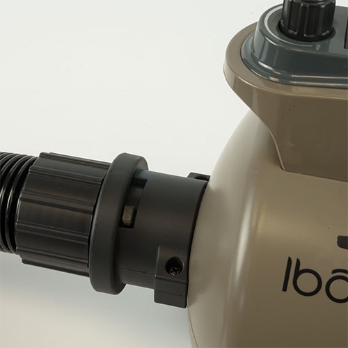 Secador ejetor Ibanez Volcano, motor de alta potência projetado para salões de tosa de cães, design leve e compacto.