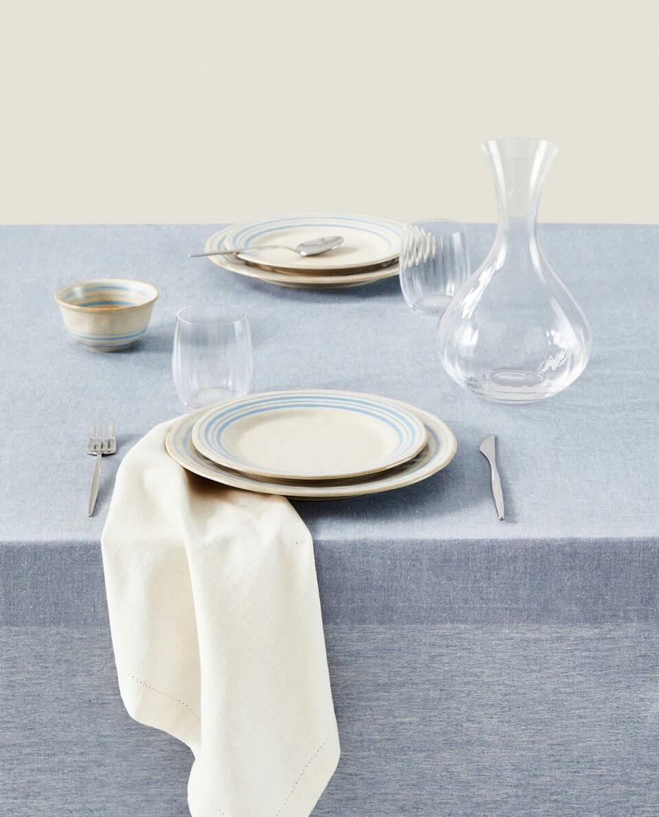 TOALHA DE MESA COM BORDA ONDULADA