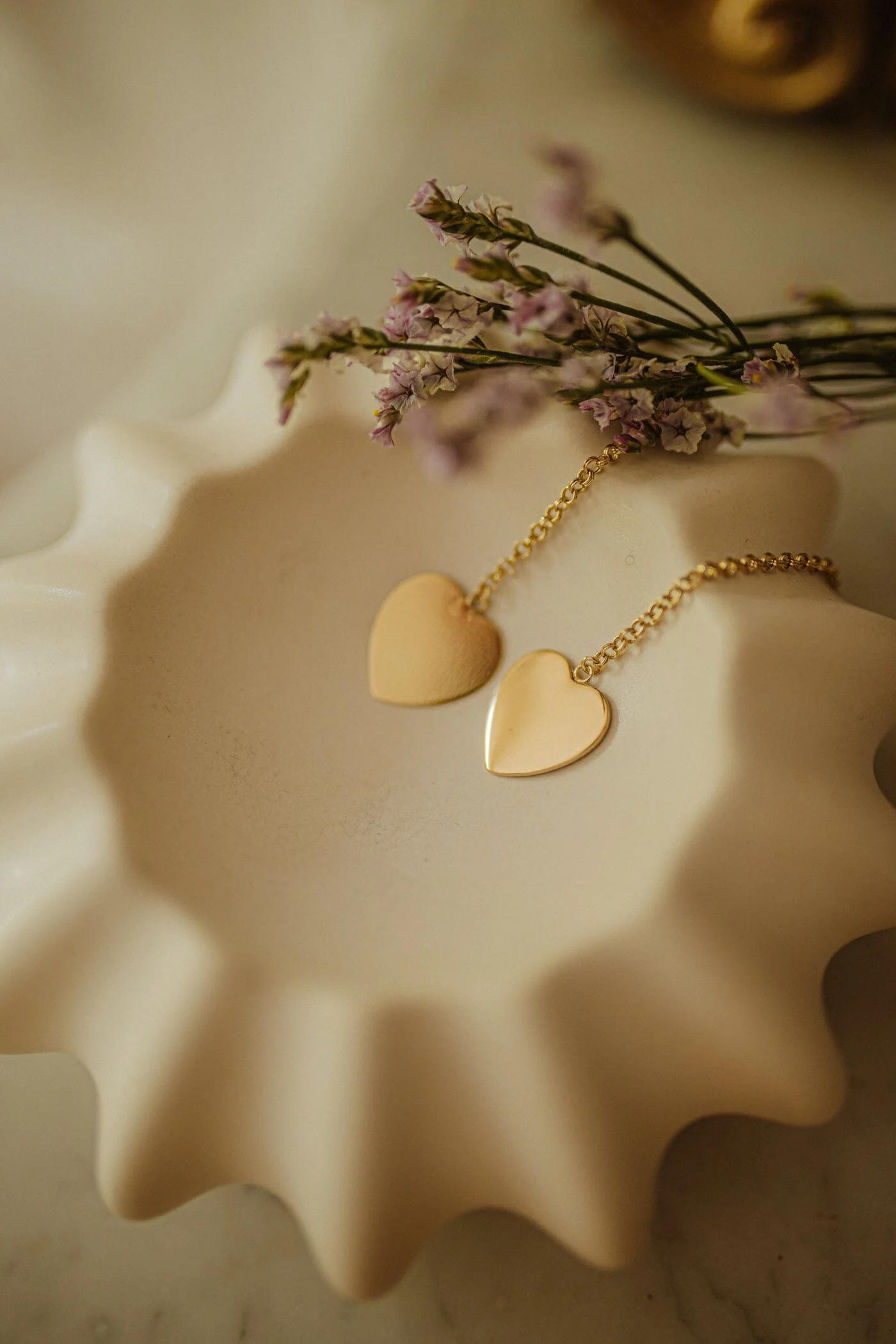 APHRODITE - Boucles d'oreilles pendantes coeurs plaqué argent | Doré