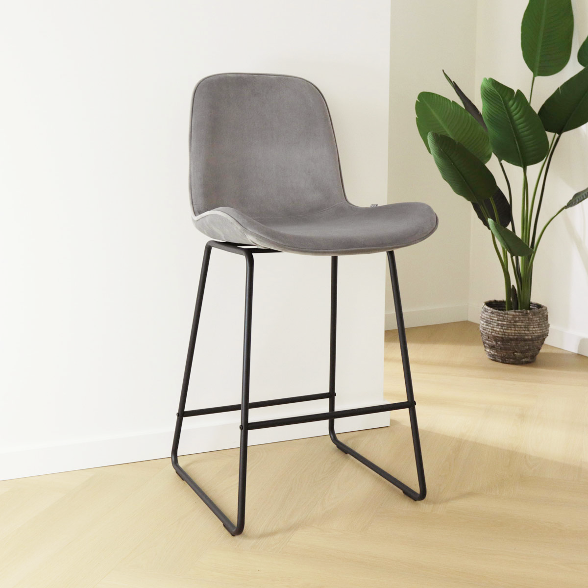 Barkruk Nino-Fé velvet grijs - zwart onderstel - 65 cm