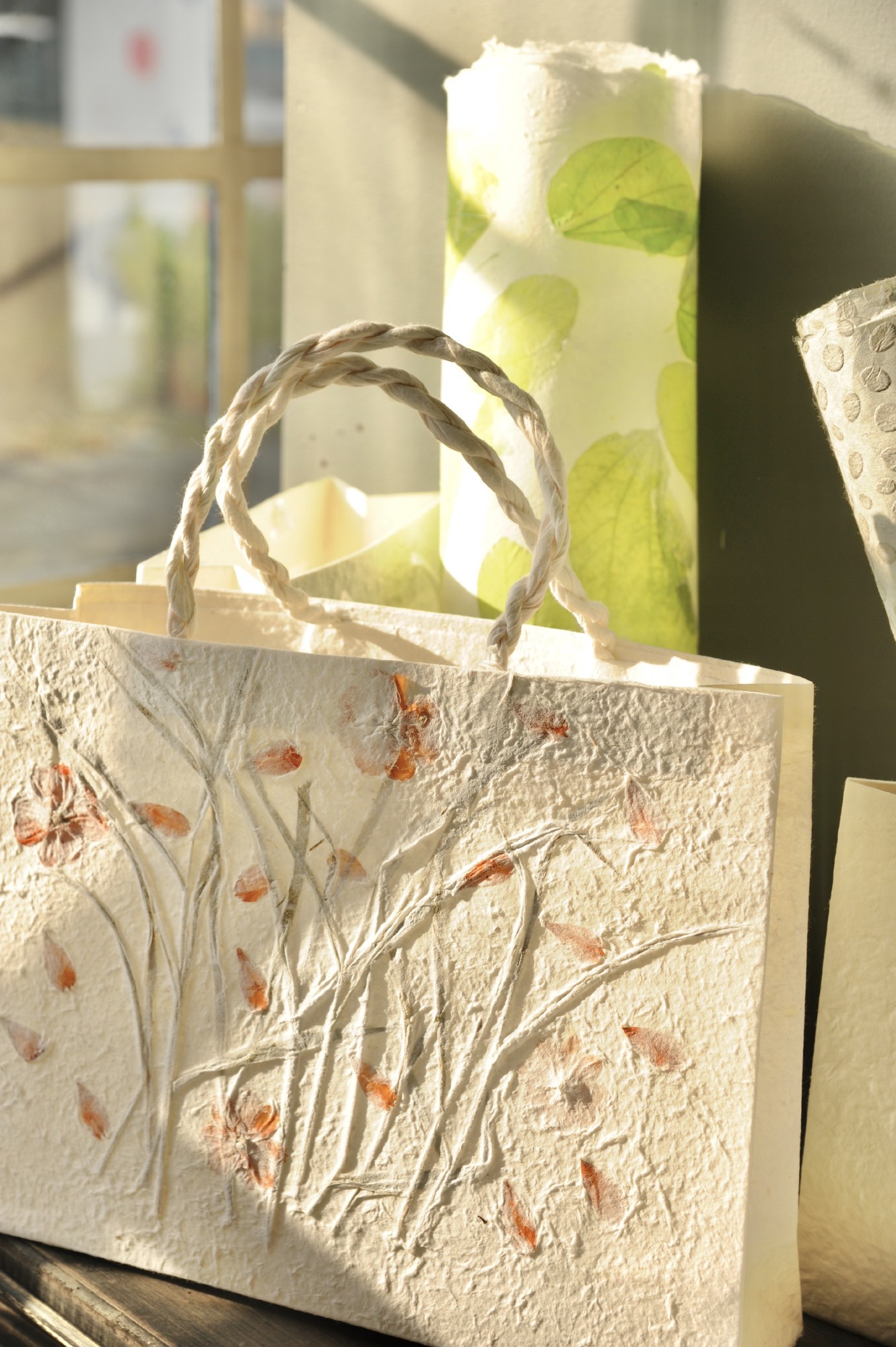 Geschenktasche aus handgeschöpftem Papier, mit echten Blüten, L 10 cm, B 40 cm, H 30 cm günstig bestellen