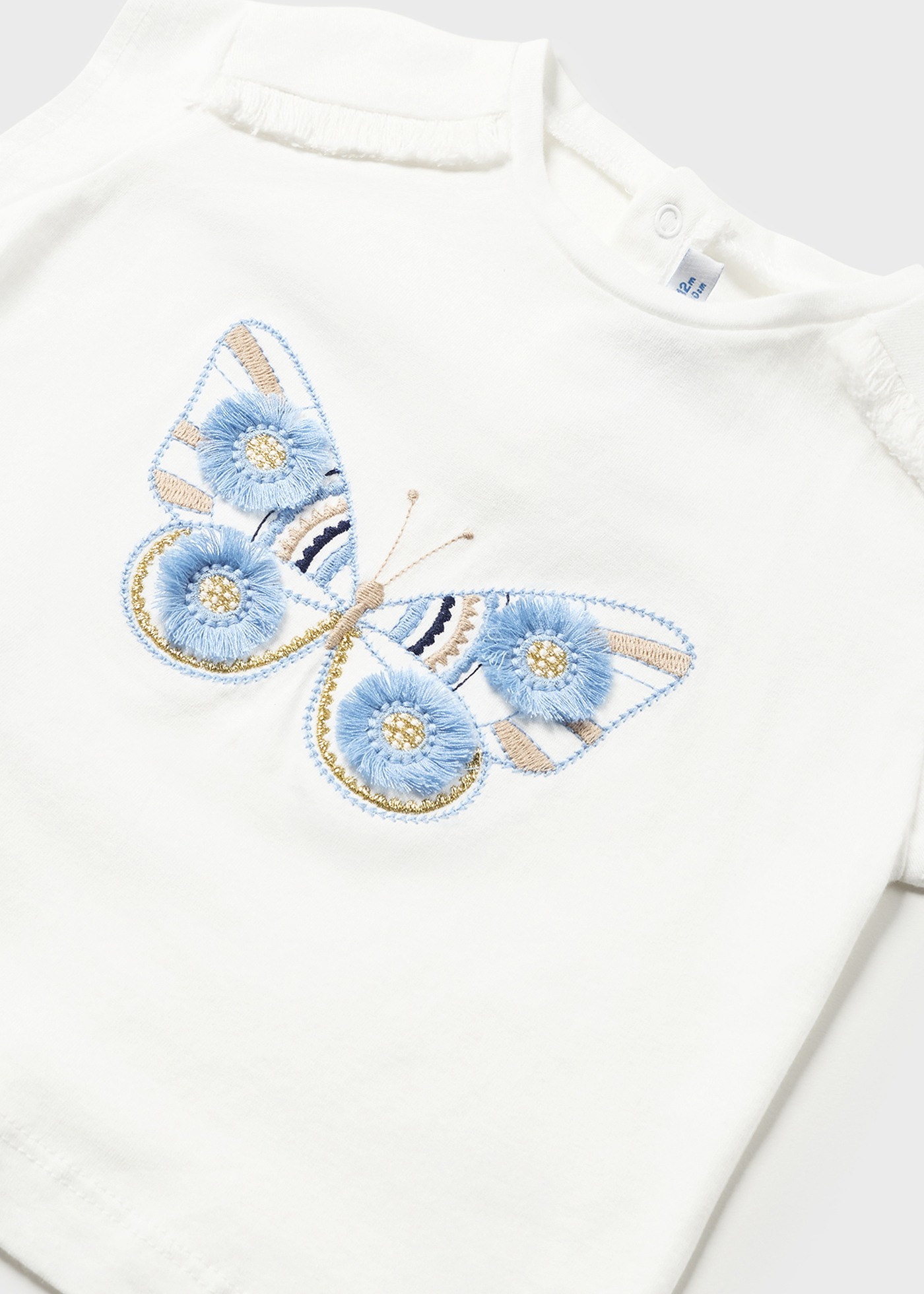 Camiseta infantil com bordado em algodão sustentável.