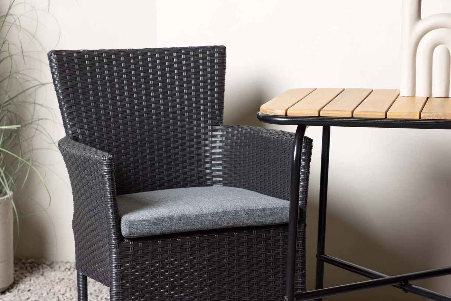 Holmbeck tuinset: tafel, 2 stoelen, naturel/zwart. 88 x 70 x 74 cm
