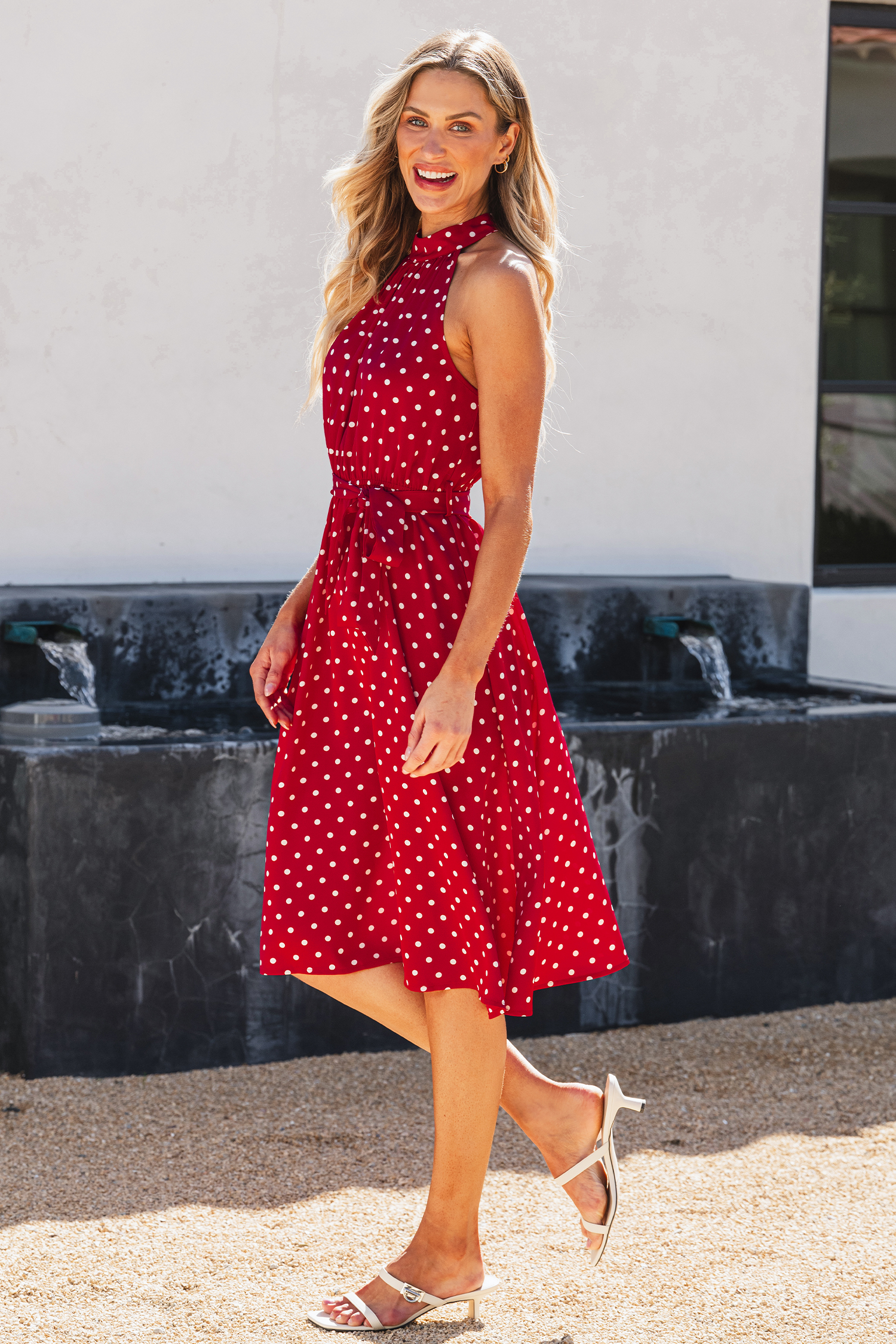 Robe mini sans manches avec col haut à pois rouge