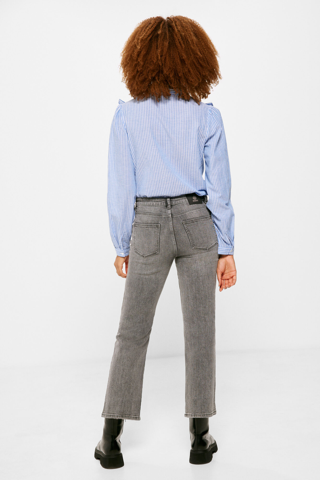 Calça jeans flare com lavagem sustentável