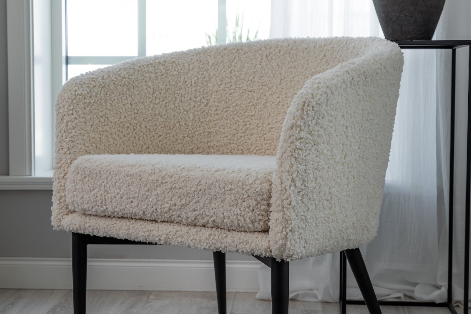 Fluffy lounge stol Offwhite teddy, sorte ben