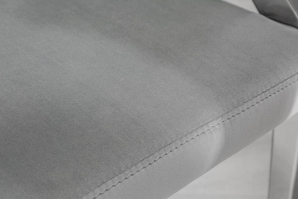 Eleganter Stuhl MODERN BAROCK edel-grau Samt mit Armlehnen und Zierknöpfen