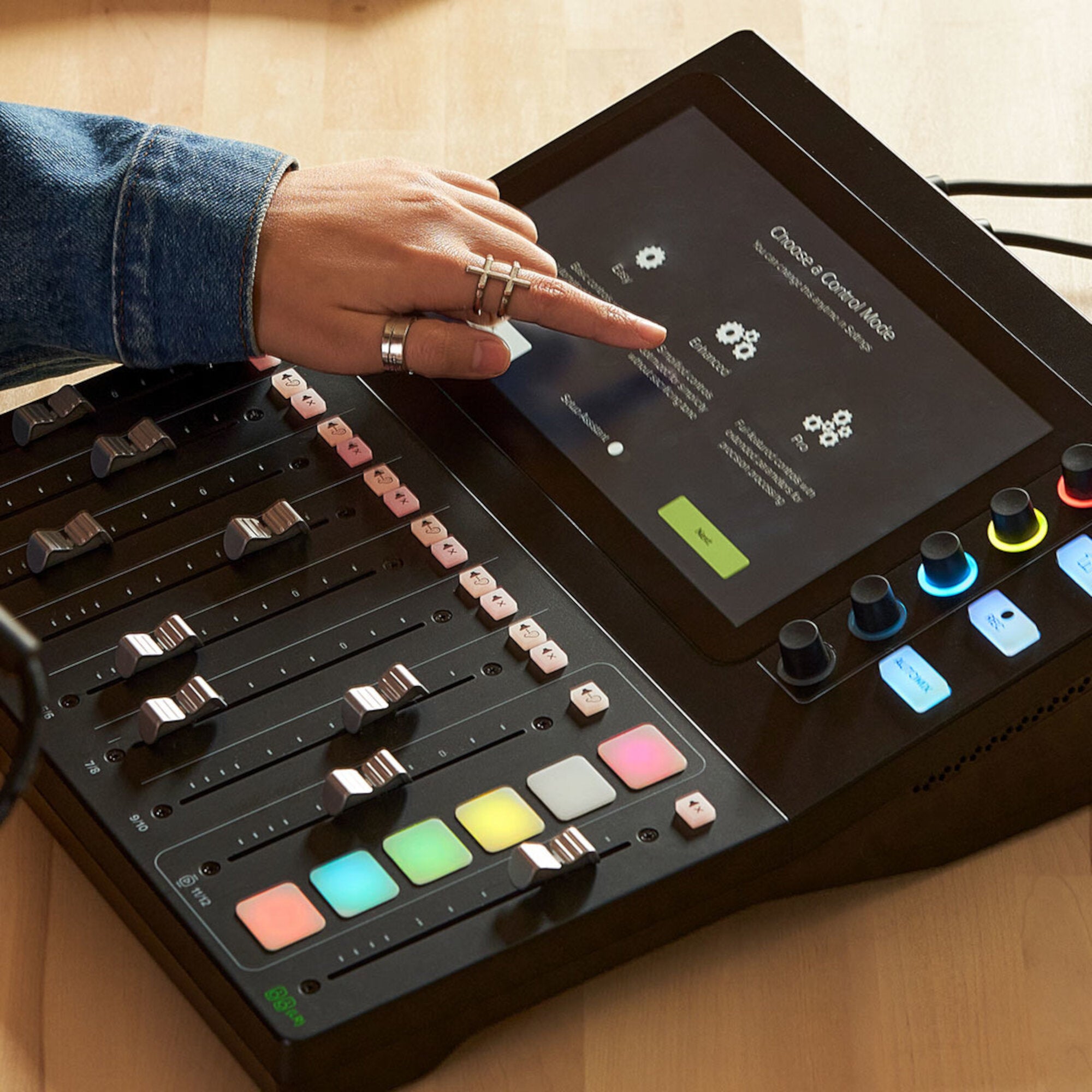 Mackie DLZ Creator podcast- & broadcast-mixer