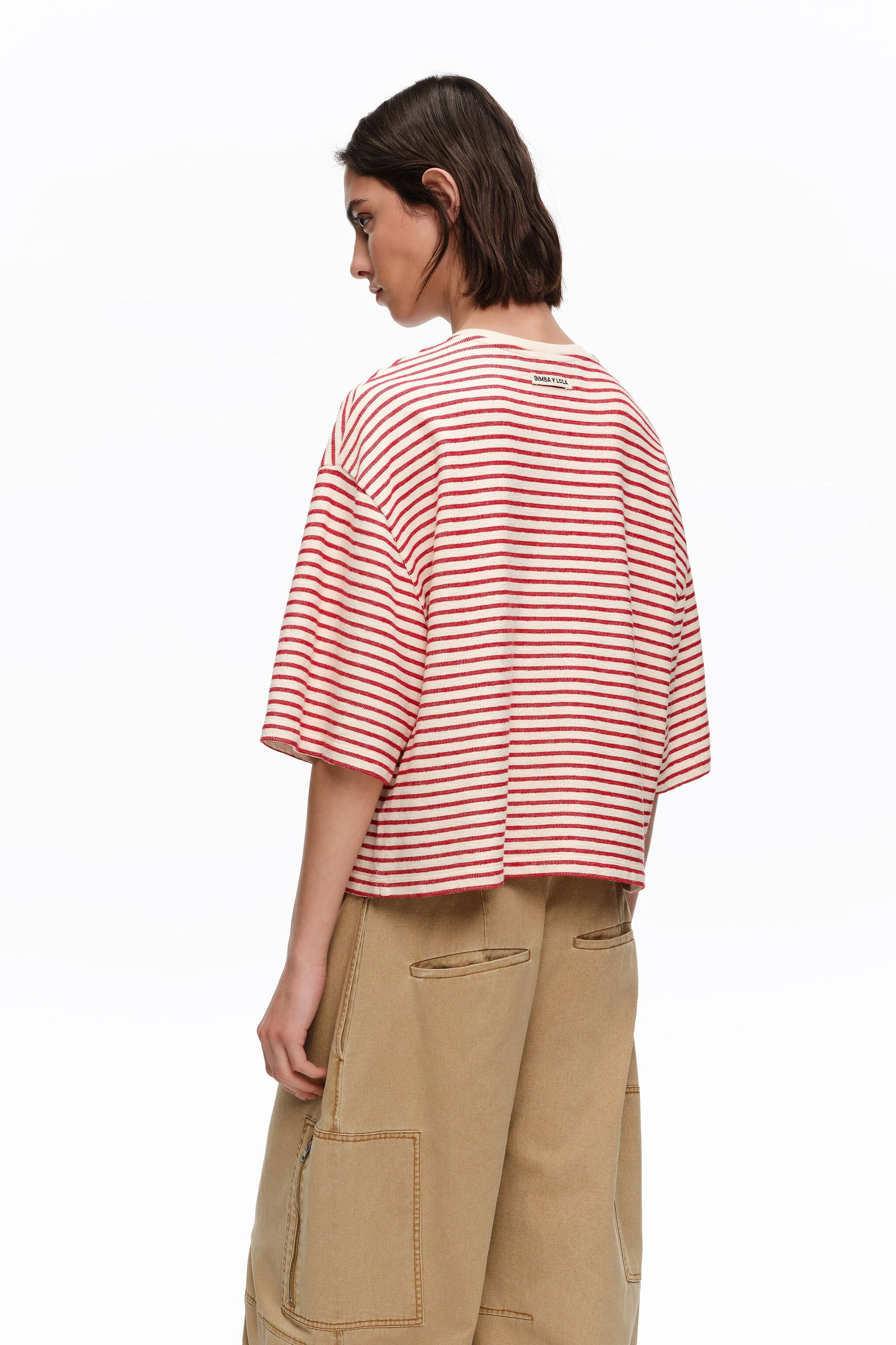 Camiseta vermelha listrada com gola redonda ajustável