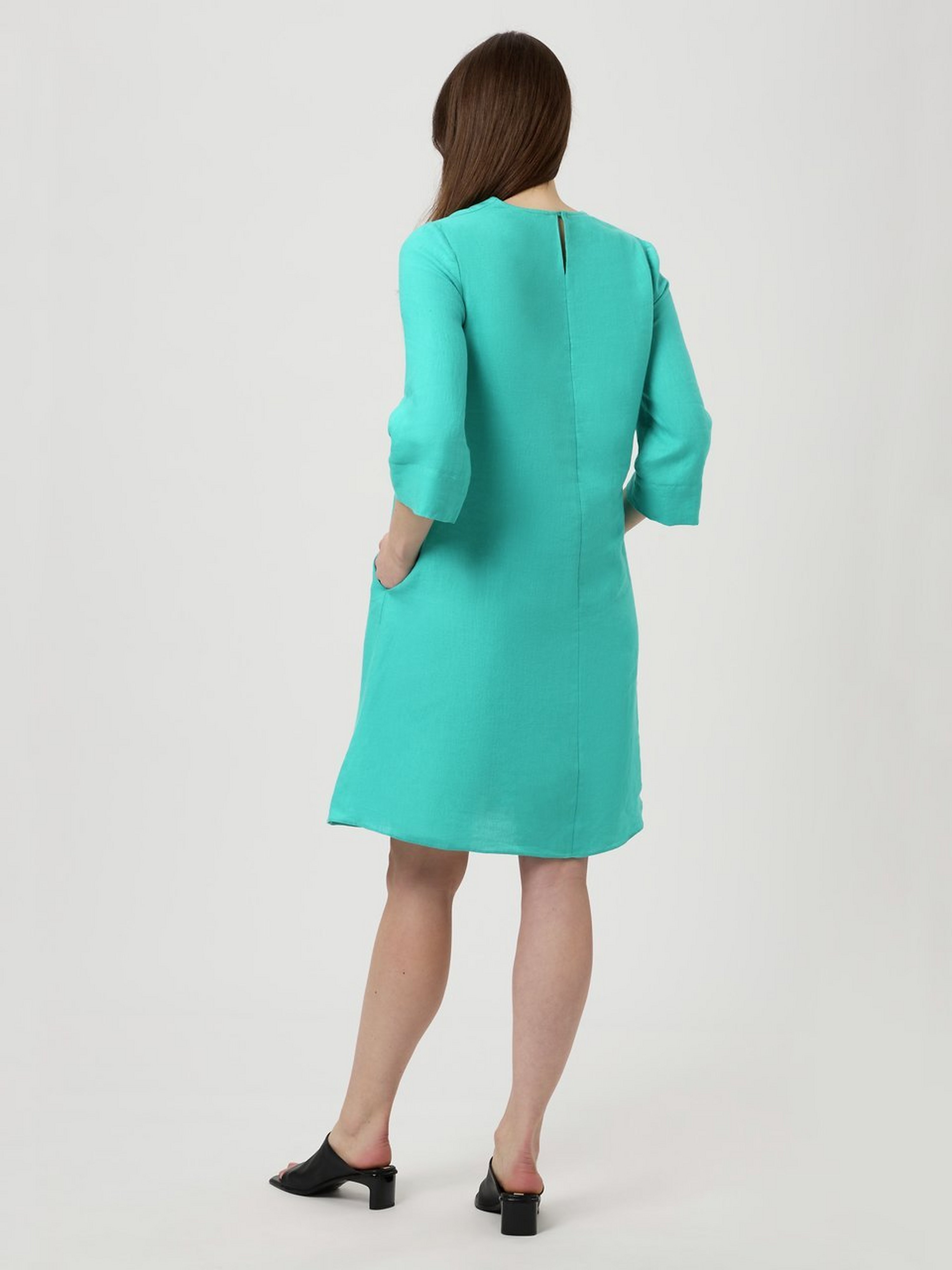 Kleid mit V-Ausschnitt