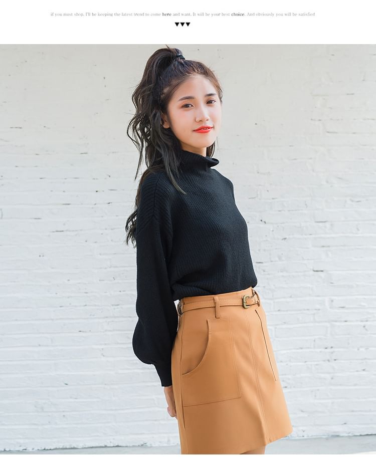 Petit Lace - Effen blouse met mock-neck / Mini-aansluitende rok / Set