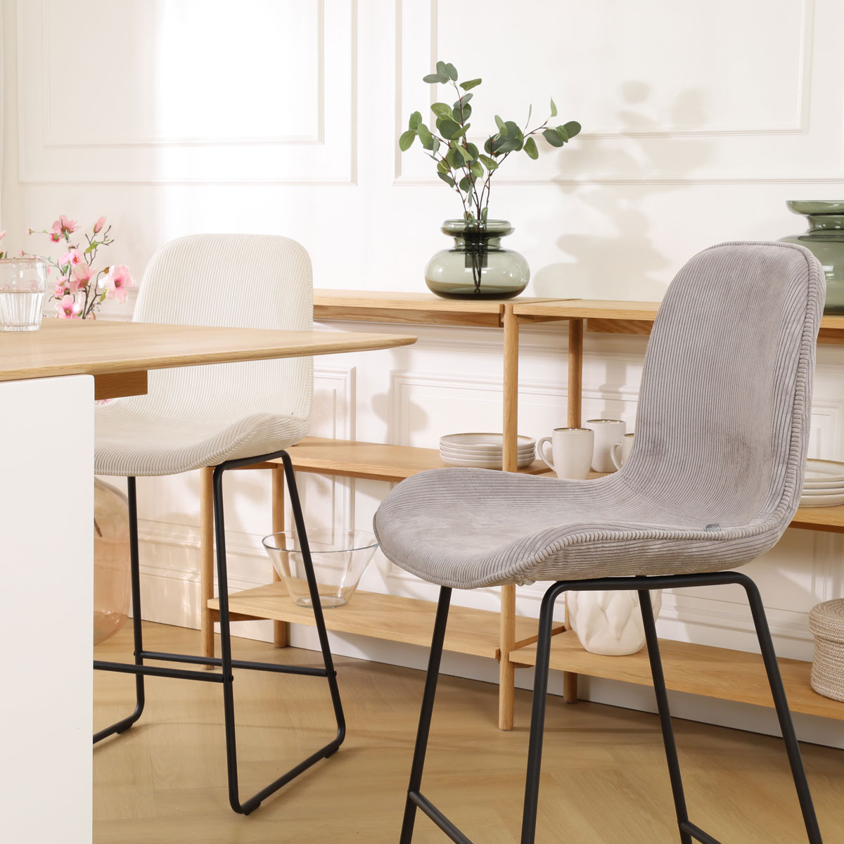 Barkruk Nino-Fé rib warm grijs - zwart onderstel - 65 cm