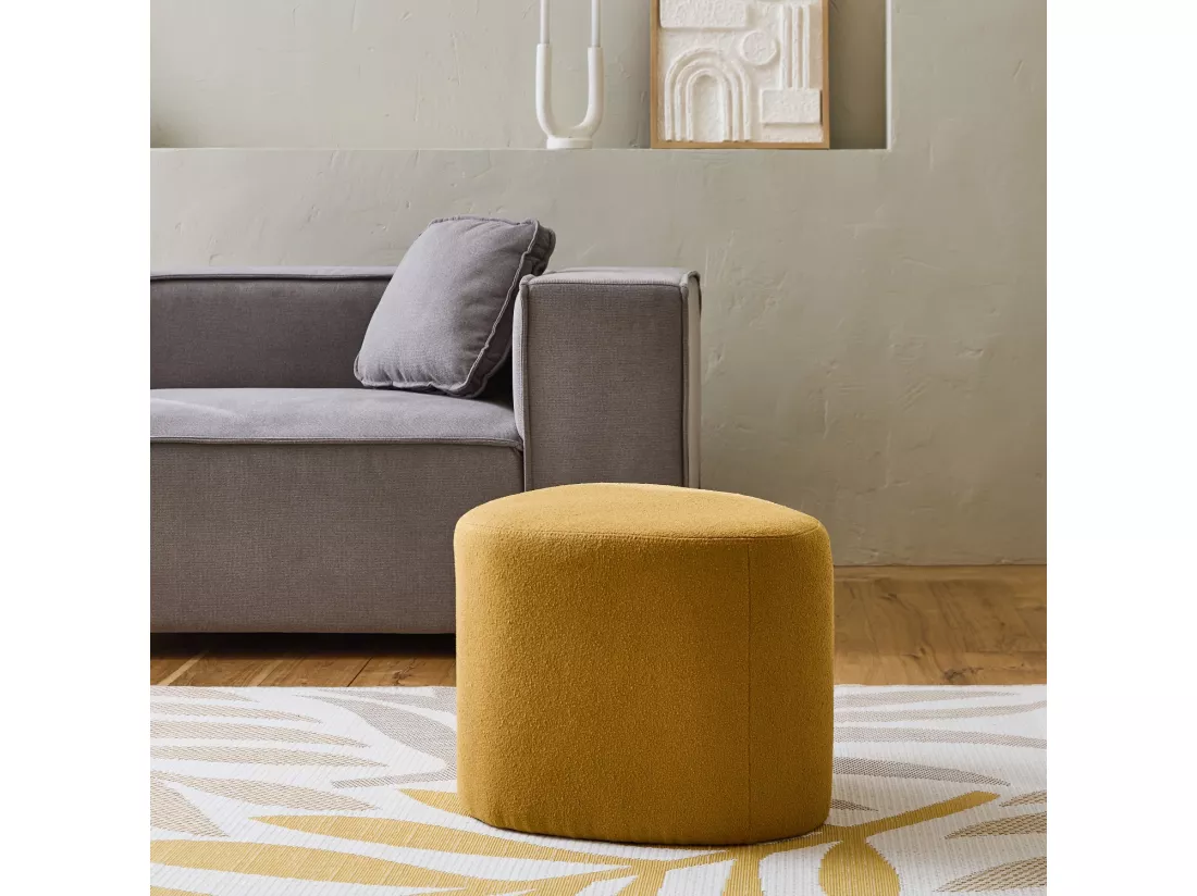 tabouret. pouf en forme de galet en tissu moutarde. TAO L 60 x P 44 x H 40cm