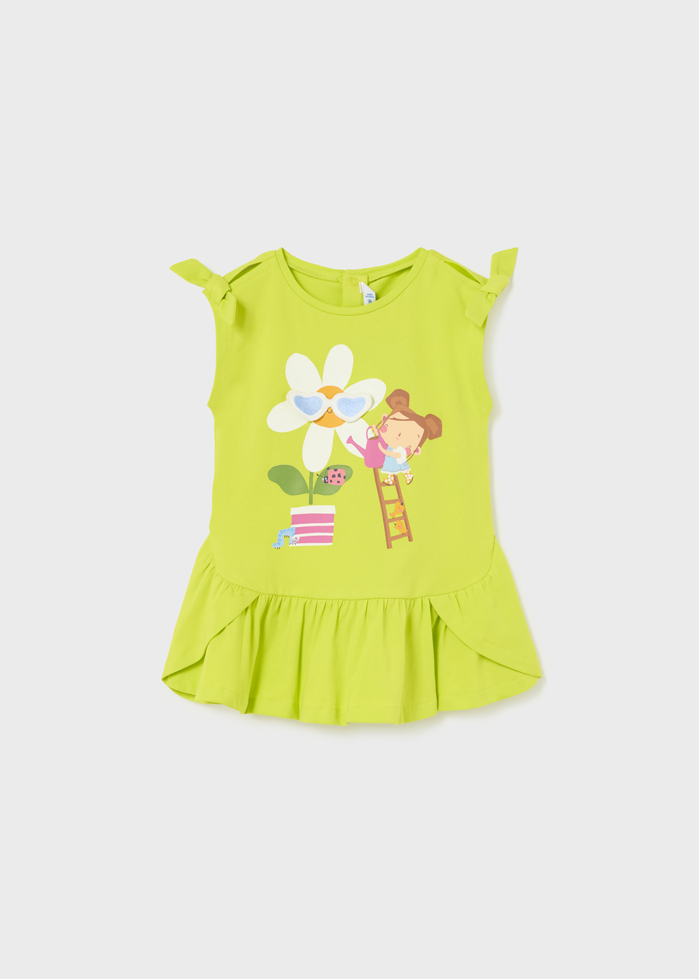 Vestido de bebê com estampa interativa feito de algodão sustentável.