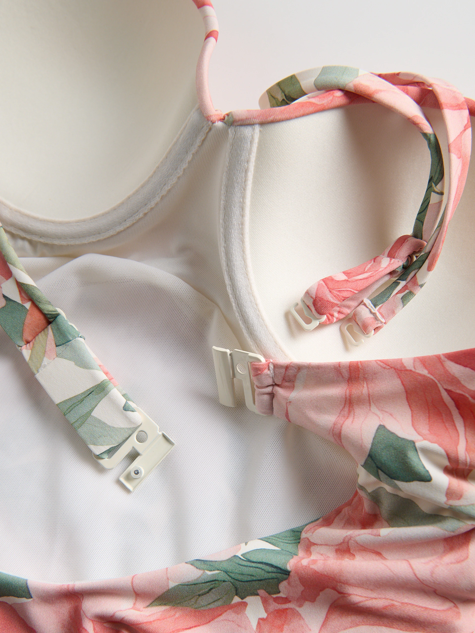 LADIES` BEACHWEAR SUIT