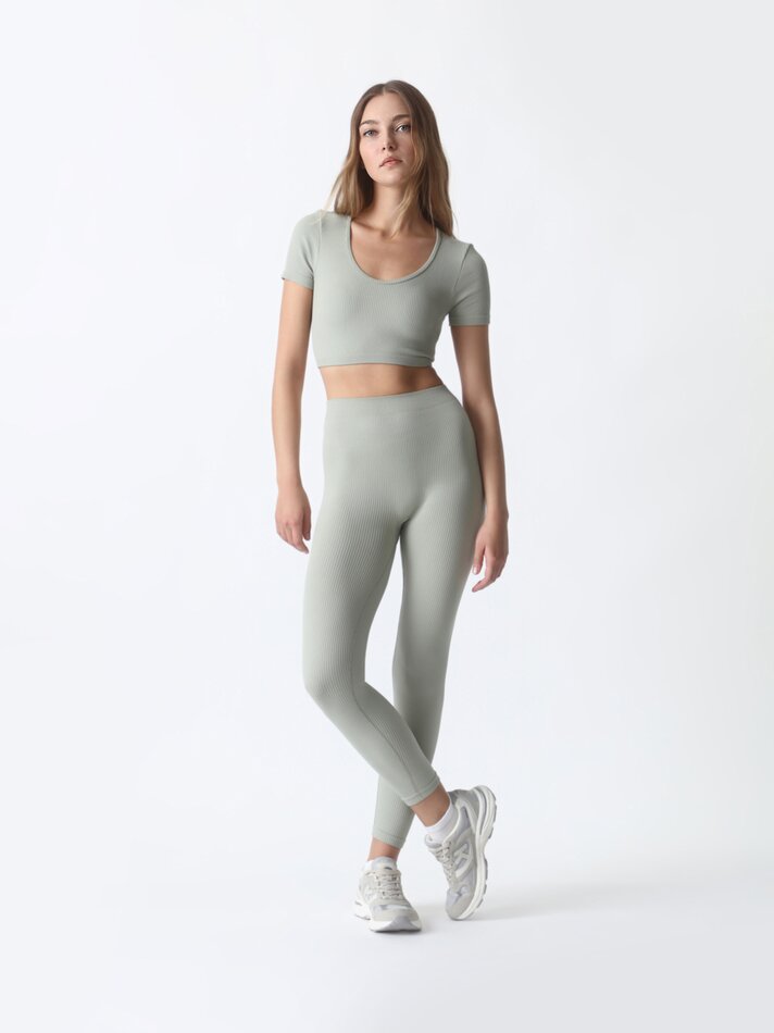 Camiseta cropped sem costura - Cáqui