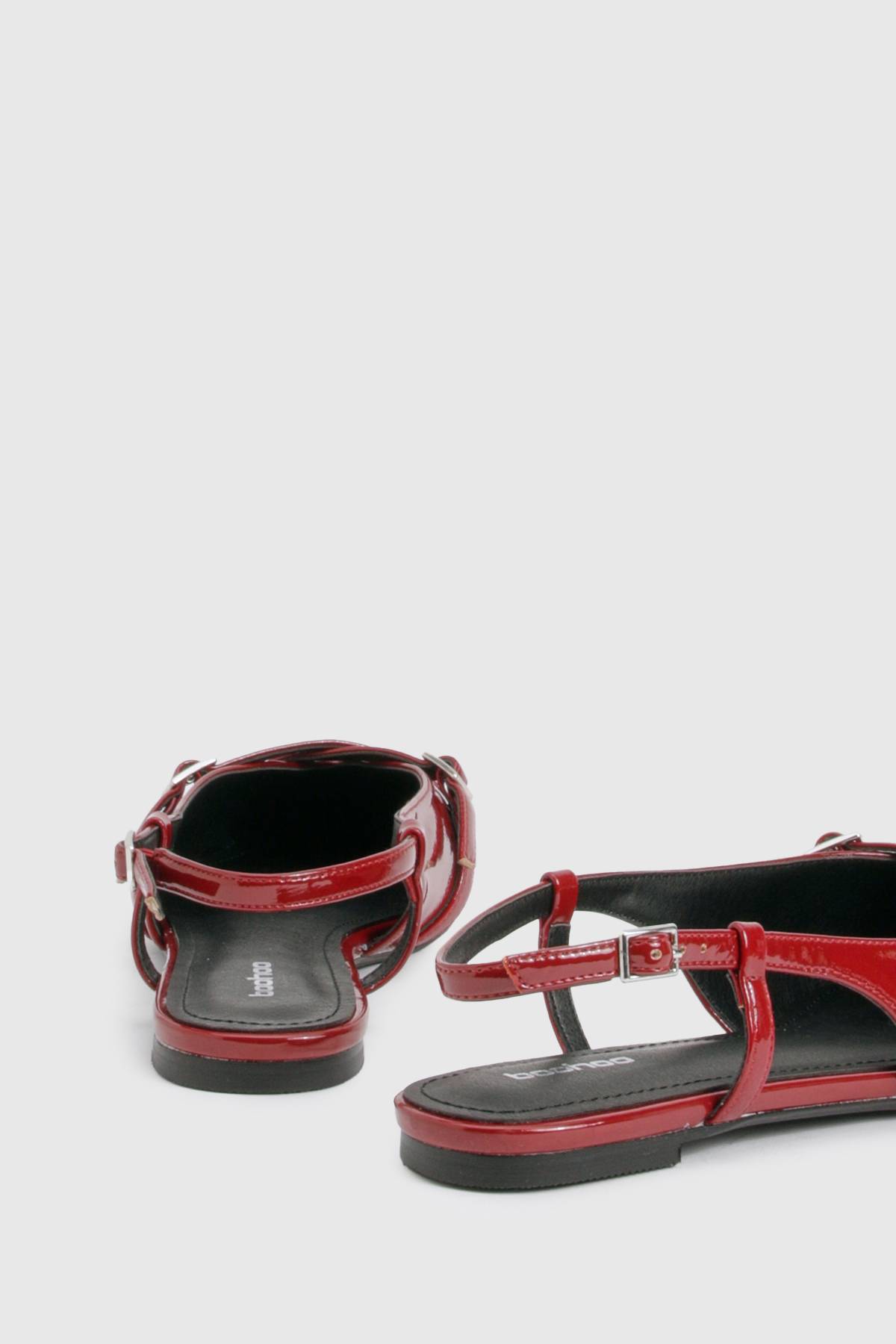 boohoo Ballerines Pointues à Détail de Sangles Croisées