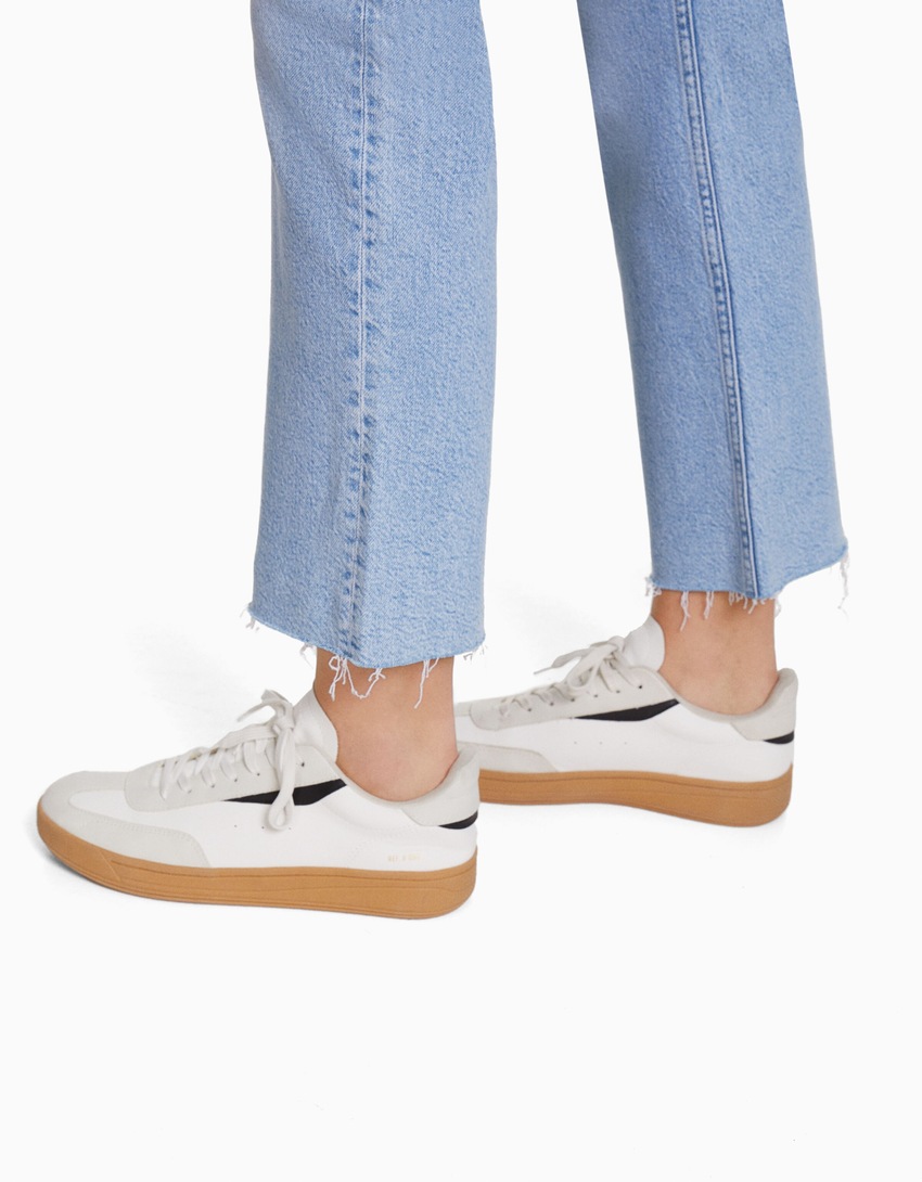 Calça jeans cropped boca de sino