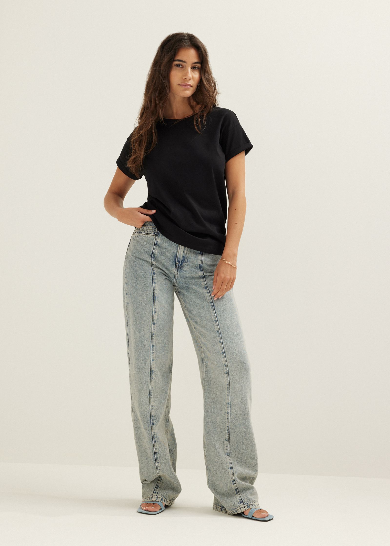 Basic T-shirt met opgerolde mouw